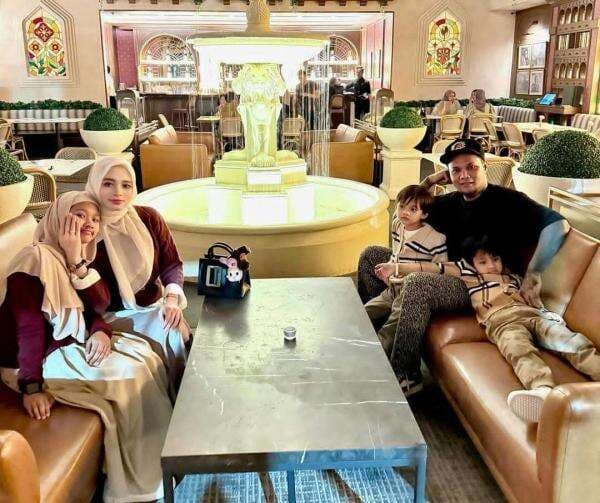 Potret Inara Rusli Bukber Bareng Anak-Anak dan Virgoun Potret Inara Rusli Bukber Bareng Anak-Anak dan Virgoun
