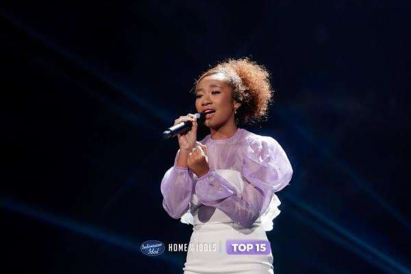 Angie Carvalho Bawakan Lagu <i>Mencintaimu</i>, Dapat 5 <i>Standing Ovation</i> dari Juri Indonesian Idol Season XIII Angie Carvalho Bawakan Lagu <i>Mencintaimu</i>, Dapat 5 <i>Standing Ovation</i> dari Juri Indonesian Idol Season XIII