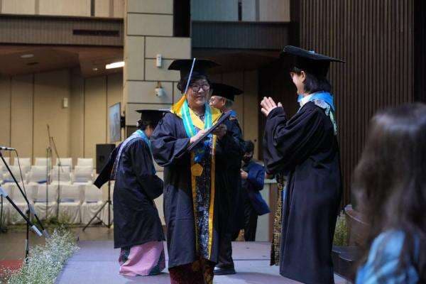 Inspiratif! Ibu Berusia 78 Tahun Raih Gelar Magister Manajemen di Kampus Maranatha Inspiratif! Ibu Berusia 78 Tahun Raih Gelar Magister Manajemen di Kampus Maranatha