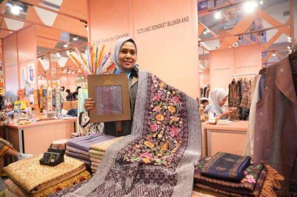 Inspiratif! UMKM Songket Binaan BRI Ukir Prestasi di Pasar Global Inspiratif! UMKM Songket Binaan BRI Ukir Prestasi di Pasar Global