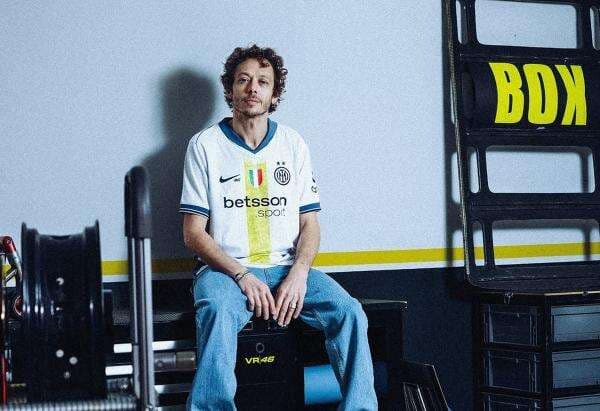 Valentino Rossi Girang Inter Milan Pakai Jersey Spesial untuknya Valentino Rossi Girang Inter Milan Pakai Jersey Spesial untuknya