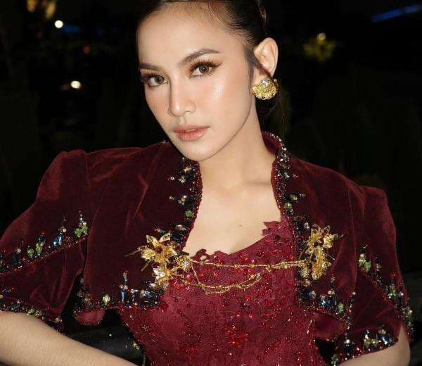 Merah Menyala! Intip 4 Potret Outfit Mahalini di Ngunduh Mantu Al Ghazali dan Alyssa Daguise Merah Menyala! Intip 4 Potret Outfit Mahalini di Ngunduh Mantu Al Ghazali dan Alyssa Daguise