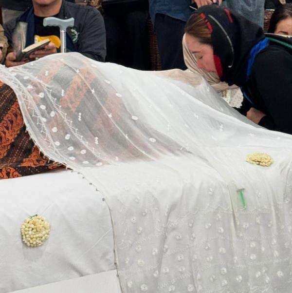 Inul Daratista Bersimpuh di Samping Jenazah Titiek Puspa: Aku akan Selalu Selipkan Doa Buatmu Inul Daratista Bersimpuh di Samping Jenazah Titiek Puspa: Aku akan Selalu Selipkan Doa Buatmu