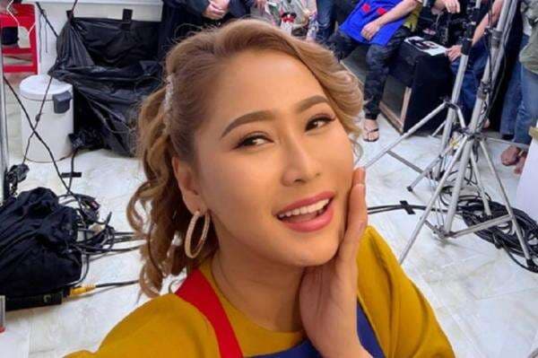 Inul Daratista Pamer Tubuh Lentur di Usai 45 Tahun, Lakukan Yoga Pose Ekstrem Inul Daratista Pamer Tubuh Lentur di Usai 45 Tahun, Lakukan Yoga Pose Ekstrem