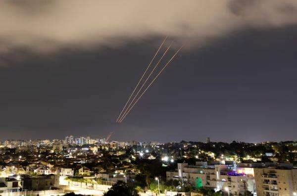 Iran Lancarkan Serangan Drone dan Rudal, Suara Ledakan dan Sirene Terdengar di Seluruh Israel Iran Lancarkan Serangan Drone dan Rudal, Suara Ledakan dan Sirene Terdengar di Seluruh Israel