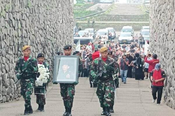 Isak Tangis Iringi Pemakaman Solihin GP di TMP Cikutra Bandung