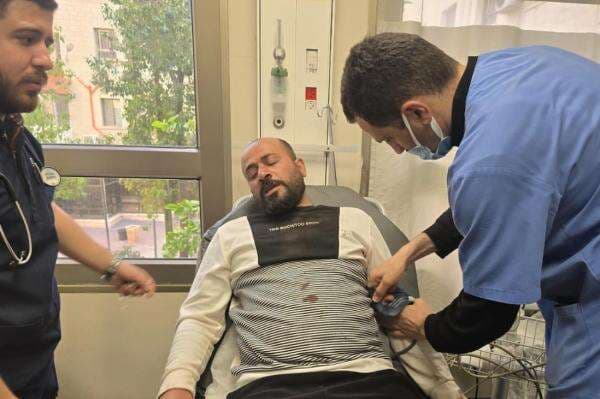 Sutradara Film Pemenang Oscar Dibebaskan setelah Ditahan dan Dipukuli Tentara Israel Sutradara Film Pemenang Oscar Dibebaskan setelah Ditahan dan Dipukuli Tentara Israel