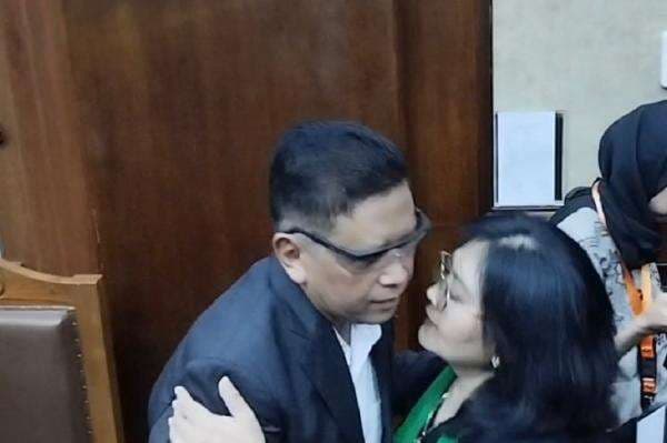 Momen Istri Cium Pipi Hasto sebelum Pembacaan Vonis Hakim Momen Istri Cium Pipi Hasto sebelum Pembacaan Vonis Hakim