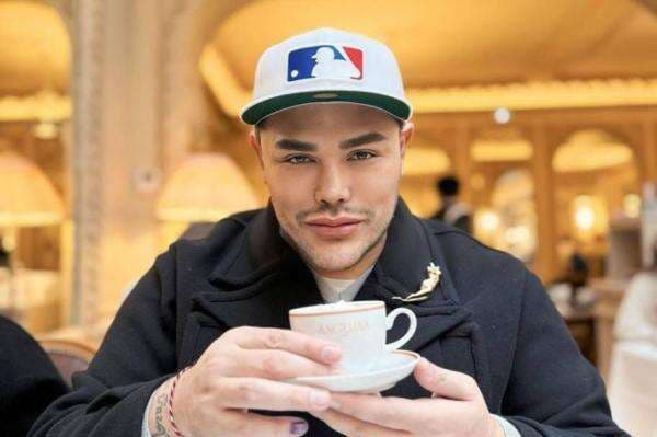 Ivan Gunawan Bagi-bagi THR untuk Warga 1 RW, Antrean Panjang Ivan Gunawan Bagi-bagi THR untuk Warga 1 RW, Antrean Panjang