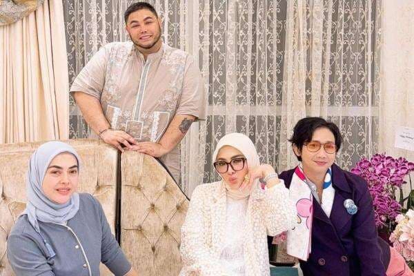 Ivan Gunawan Sambut Kepulangan Syahrini ke Indonesia: Welcome Home Ibu Ivan Gunawan Sambut Kepulangan Syahrini ke Indonesia: Welcome Home Ibu