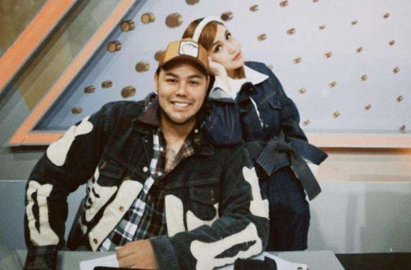 Ivan Gunawan Ungkap Momen Pertama Jatuh Cinta pada Ayu Ting Ting: Itu Gue Masih Jadi Madam Ivan Gunawan Ungkap Momen Pertama Jatuh Cinta pada Ayu Ting Ting: Itu Gue Masih Jadi Madam