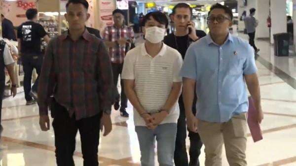 Ivan Sugianto Pengusaha yang Paksa Siswa Menggonggong Ditangkap di Bandara Juanda Ivan Sugianto Pengusaha yang Paksa Siswa Menggonggong Ditangkap di Bandara Juanda