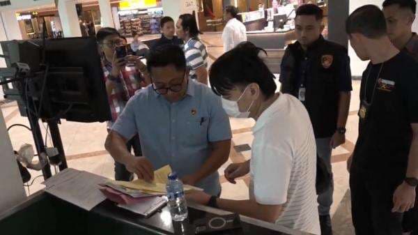 Begini Reaksi Ivan Sugianto Pengusaha asal Surabaya saat Diperlihatkan Surat Penangkapan Begini Reaksi Ivan Sugianto Pengusaha asal Surabaya saat Diperlihatkan Surat Penangkapan