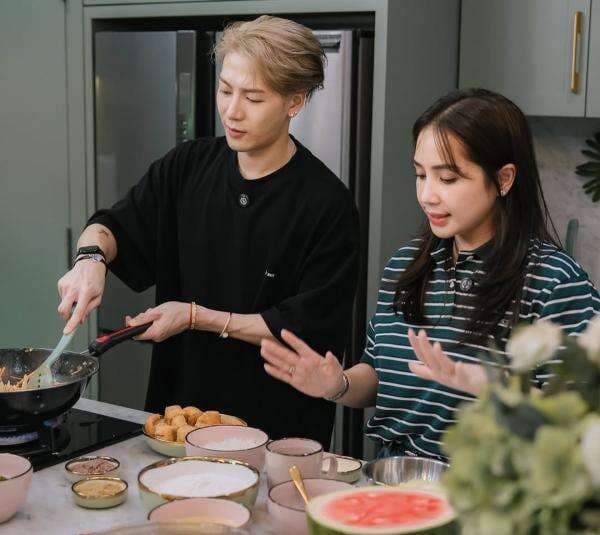 3 Potret Keseruan Nagita Slavina Ajak Jackson Wang Bikin Takjil di Andara 3 Potret Keseruan Nagita Slavina Ajak Jackson Wang Bikin Takjil di Andara