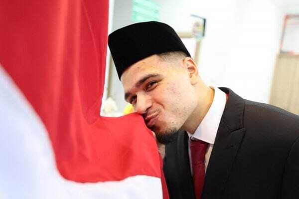 Jadi Mualaf, Penyerang Timnas Indonesia Ragnar Oratmangoen Ungkap Islam Membantu Kehidupannya