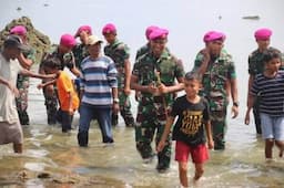 Jaga Kelestarian Laut, Yonmarhanlan IX Ambon Bersihkan Pantai Negeri Hualoy Maluku