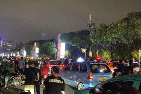 Jalan Asia Afrika Depan SUGBK Macet usai Timnas Indonesia Menang atas Bahrain Jalan Asia Afrika Depan SUGBK Macet usai Timnas Indonesia Menang atas Bahrain