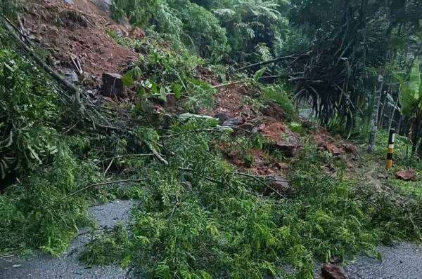 Jalan Cikotok-Tegalumbu Lebak Longsor, Akses Transportasi Terputus Jalan Cikotok-Tegalumbu Lebak Longsor, Akses Transportasi Terputus