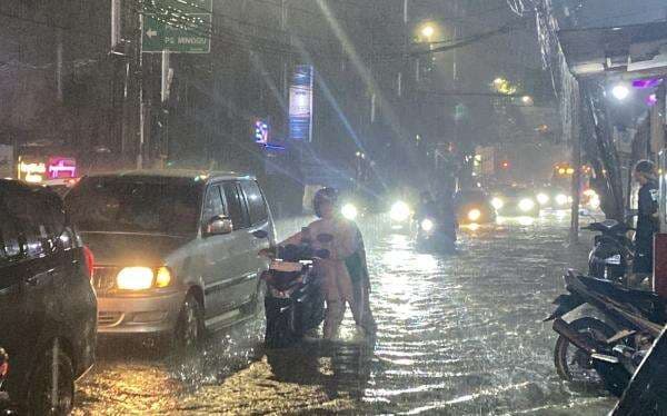 Jalan Raya Kemang Jakarta Selatan Banjir, Motor-motor Mogok Jalan Raya Kemang Jakarta Selatan Banjir, Motor-motor Mogok