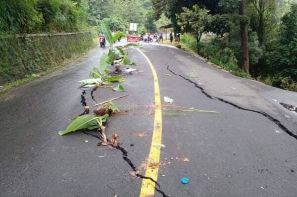 Jalan Raya Rangkasbitung - Bogor Ambles 8 Meter, Ancam Keselamatan Pengguna Jalan