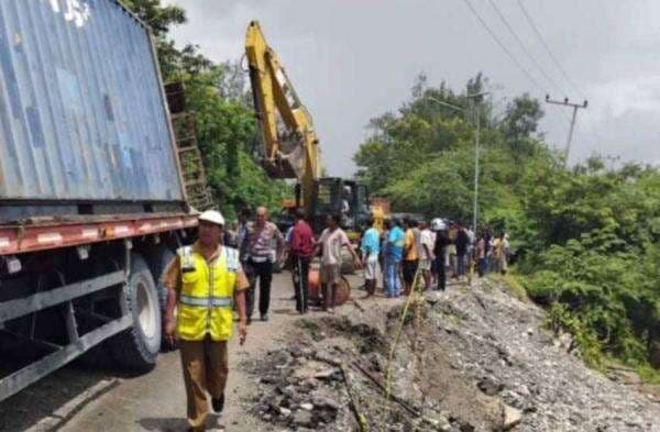 Jalan Trans Timor Lumpuh Total, Dinas PUPR TTS Evakuasi Truk Terbalik Jalan Trans Timor Lumpuh Total, Dinas PUPR TTS Evakuasi Truk Terbalik