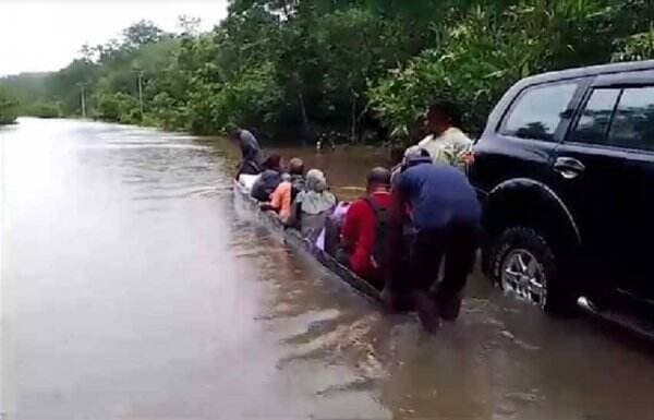Jalan Trans-Papua Terendam Banjir, Ratusan Warga Antar Kabupaten Terjebak