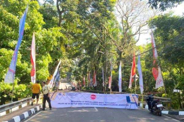 Jalan Ambles di Depan Kantor Wali Kota Cimahi Ditutup Total, Lalu Lintas Dialihkan Jalan Ambles di Depan Kantor Wali Kota Cimahi Ditutup Total, Lalu Lintas Dialihkan