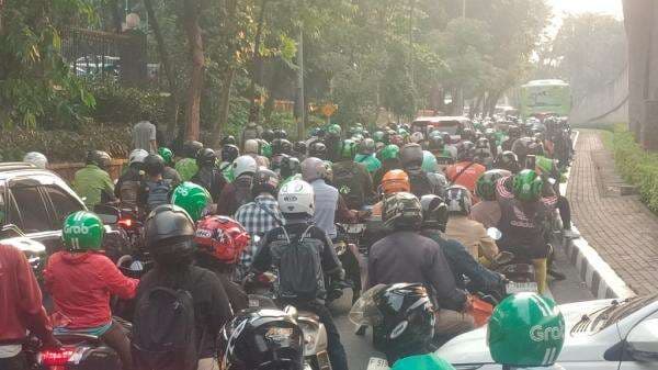Jalan Gatot Subroto Arah Senayan-Blok M Ditutup Sementara Imbas Macet Parah Jalan Gatot Subroto Arah Senayan-Blok M Ditutup Sementara Imbas Macet Parah