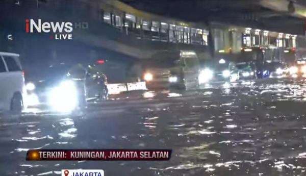 Jalan HR Rasuna Said Kuningan Banjir, Lalu Lintas Macet Jalan HR Rasuna Said Kuningan Banjir, Lalu Lintas Macet