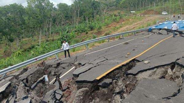 Jalan Jingkar Selatan Malang Longsor, Ini Rute Alternatif ke Wisata Pantai Modangan Jalan Jingkar Selatan Malang Longsor, Ini Rute Alternatif ke Wisata Pantai Modangan