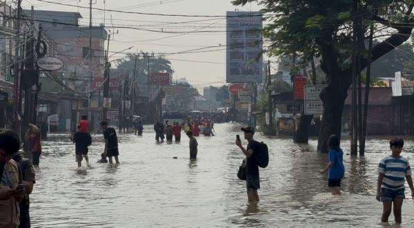 Banjir Setinggi 50 Cm, Jalan Raya Ciledug Lumpuh! Banjir Setinggi 50 Cm, Jalan Raya Ciledug Lumpuh!