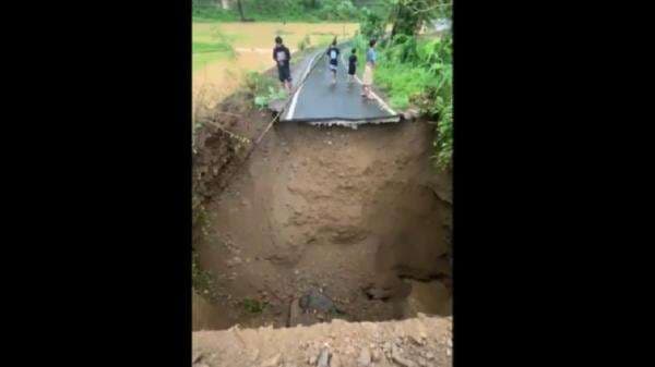 Dampak Banjir dan Longsor di Sinjai, Akses Jalan Terputus hingga Rumah Ambruk Dampak Banjir dan Longsor di Sinjai, Akses Jalan Terputus hingga Rumah Ambruk