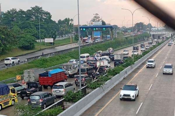 Jalanan Basah, Mobil SUV Kecelakaan di Tol Cijago Depok Jalanan Basah, Mobil SUV Kecelakaan di Tol Cijago Depok