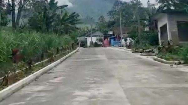 Penampakan Jalan yang Viral Dibangun Pengusaha Bakso, Mulus Berlatar Belakang Gunung Kawi Penampakan Jalan yang Viral Dibangun Pengusaha Bakso, Mulus Berlatar Belakang Gunung Kawi