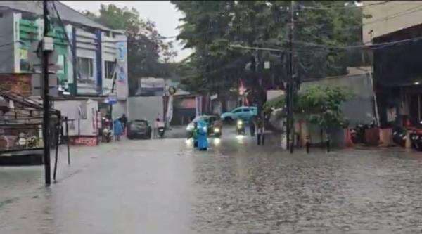 Jalan Haji Nawi dan Fatmawati Jaksel Kebanjiran, Lalin Terganggu Jalan Haji Nawi dan Fatmawati Jaksel Kebanjiran, Lalin Terganggu