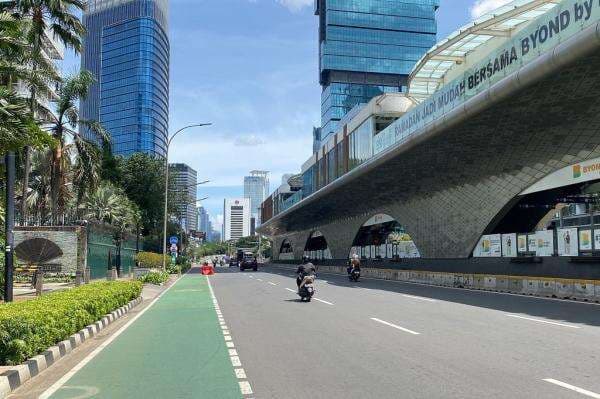 Pemandangan Jakarta H-1 Lebaran: Jalanan Lebih Sepi, Langit Biru Cerah Pemandangan Jakarta H-1 Lebaran: Jalanan Lebih Sepi, Langit Biru Cerah