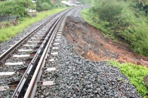 Jalur Kereta Ciamis-Manonjaya Ambles, Ribuan Penumpang Dialihkan ke Jalur Utara Jalur Kereta Ciamis-Manonjaya Ambles, Ribuan Penumpang Dialihkan ke Jalur Utara