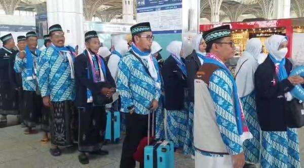 Petugas Geber Distribusi Kartu Nusuk, Banyak Jamaah Mulai Pegang Paspor Perhajian Petugas Geber Distribusi Kartu Nusuk, Banyak Jamaah Mulai Pegang Paspor Perhajian