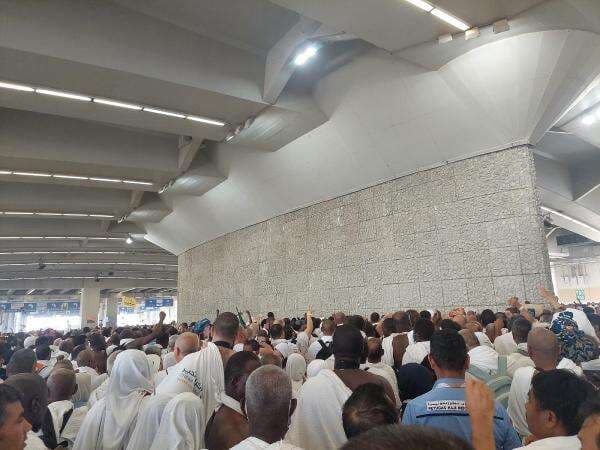 Jutaan Jamaah Haji dari Seluruh Dunia Lempar Jumrah Aqabah di Jamarat Jutaan Jamaah Haji dari Seluruh Dunia Lempar Jumrah Aqabah di Jamarat