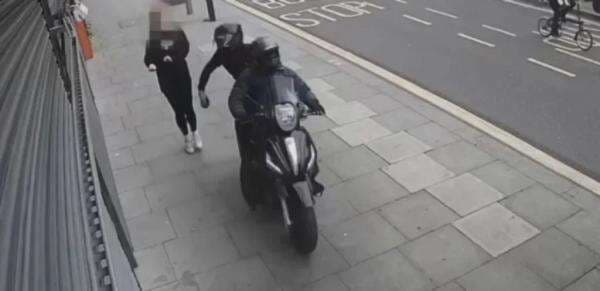 Jambret HP Menggunakan Motor Listrik Berkeliaran di London Jambret HP Menggunakan Motor Listrik Berkeliaran di London