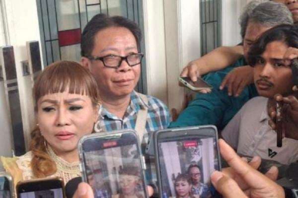 Jan Hwa Diana Perintahkan Suaminya Rusak Mobil Kontraktor, Kini Ditahan Polrestabes Surabaya Jan Hwa Diana Perintahkan Suaminya Rusak Mobil Kontraktor, Kini Ditahan Polrestabes Surabaya