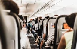 Jangan Pakai Celana Pendek di Pesawat, Awak Kabin Ungkap Risikonya