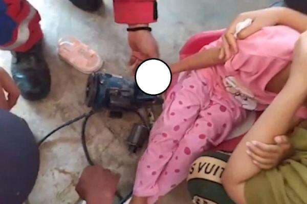 Tangis Bocah Perempuan di Gowa Pecah, Jari Terjepit Mesin Pompa Air Selama 2 Jam! Tangis Bocah Perempuan di Gowa Pecah, Jari Terjepit Mesin Pompa Air Selama 2 Jam!