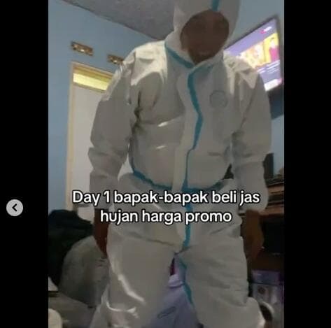 Kocak! Bapak Ini Beli Jas Hujan Malah Mirip APD Covid-19, Netizen: Sisa Stok Covid Kocak! Bapak Ini Beli Jas Hujan Malah Mirip APD Covid-19, Netizen: Sisa Stok Covid