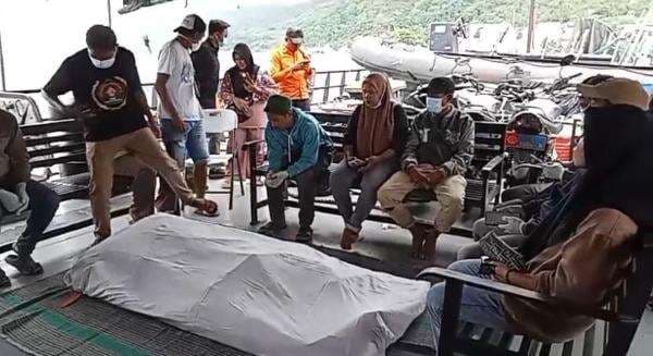 Hilang saat Kapal Basarnas Ternate Meledak, Jasad Wartawan Ditemukan di Pantai Tanjung Karamat Hilang saat Kapal Basarnas Ternate Meledak, Jasad Wartawan Ditemukan di Pantai Tanjung Karamat