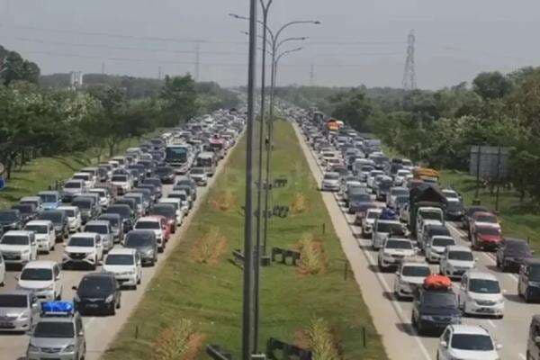Jasamarga Berlakukan One Way dari Gerbang Tol Cikampek hingga KM 188 Tol Cipali Jasamarga Berlakukan One Way dari Gerbang Tol Cikampek hingga KM 188 Tol Cipali