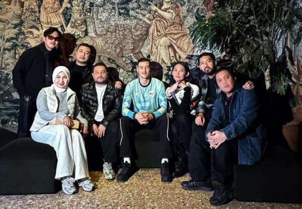 Jay Idzes Terciduk Pakai Jersey Baru Timnas Indonesia dengan Warna Berbeda Jay Idzes Terciduk Pakai Jersey Baru Timnas Indonesia dengan Warna Berbeda