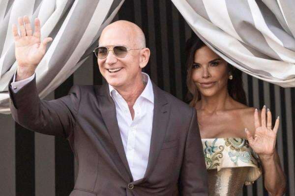 Jeff Bezos Resmi Menikah, Hadiahi Lauren Sanchez Kalung Rp82 Miliar Jeff Bezos Resmi Menikah, Hadiahi Lauren Sanchez Kalung Rp82 Miliar