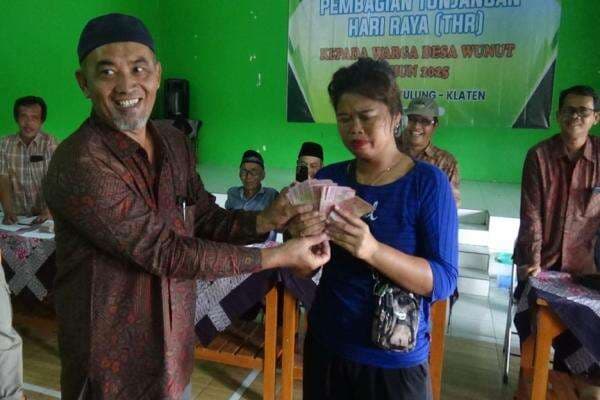 Rezeki Jelang Lebaran, Pemerintah Desa Wunut Bagi-bagi THR Rp200.000 ke Warganya Rezeki Jelang Lebaran, Pemerintah Desa Wunut Bagi-bagi THR Rp200.000 ke Warganya