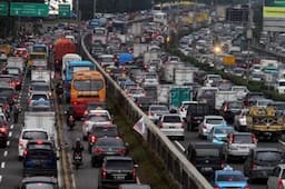 Jelang Long Weekend, Lalu Lintas Tol Keluar Jakarta Padat di Sejumlah Titik